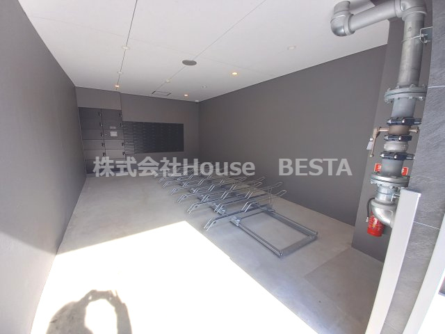 セレニテ元町アリエの駐車場