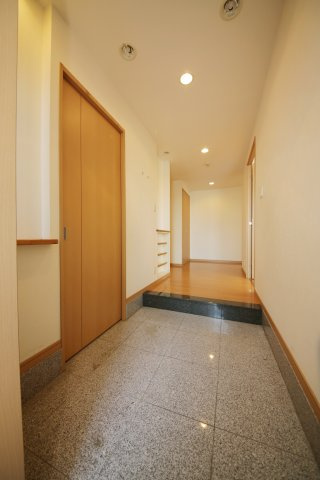ブランドゥースの玄関