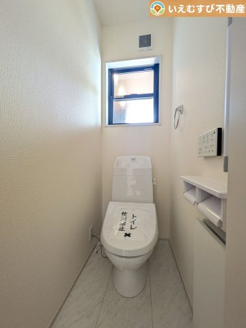 Livele Garden.S　深谷宿根第3のトイレ|シンプルで清潔感のあるトイレ
窓付きで明るく、お掃除しやすいシンプルな空間♪