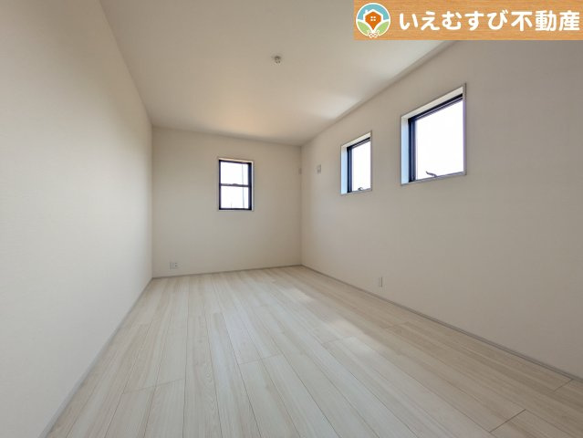 Livele Garden.S　深谷宿根第3の洋室|シンプルで明るいお部屋
2面採光で日当り良好！シンプルなお部屋なので自分で家具を選ぶのが楽しみですね！