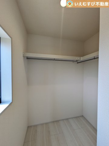 Livele Garden.S　深谷宿根第3の収納|たっぷりの収納力を備えたウォークインクローゼット
たくさん収納できるので季節物やかさばるバッグなども片付きます♪