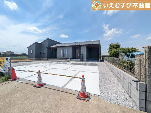 Livele Garden.S　深谷宿根第3の駐車場|3台駐車可能なゆとりのカースペース
複数台車をお持ちでも、お友達が遊びに来てもゆとりの駐車スペース！