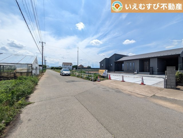 Livele Garden.S　深谷宿根第3の前面道路含む現地写真|充分な広さの前面道路
間口が広くお車の出し入れも問題なく行えるスペースが確保されています♪