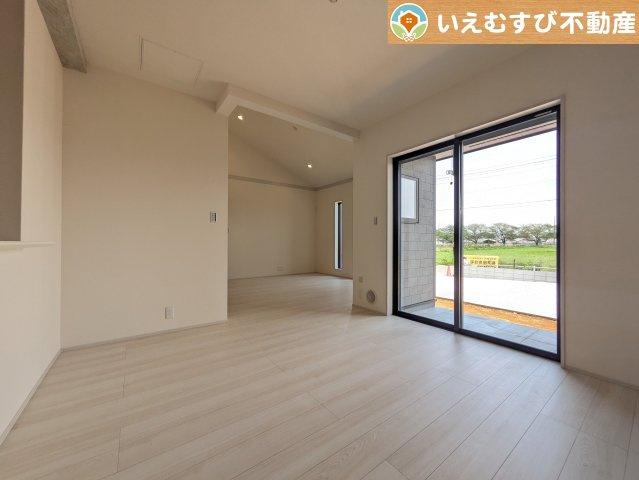 Livele Garden.S　深谷宿根第3の居間・リビング|自然光で満たされる明るく開放感溢れるリビング
たっぷりの採光で明るい空間。家族みんなでくつろげます♪