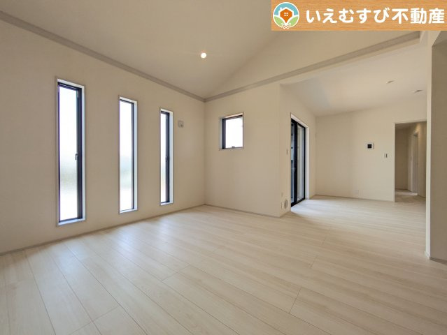 Livele Garden.S　深谷宿根第3の居間・リビング|開放感と家族との距離感にこだわったＬＤＫ
採光たっぷりのリビングで休日には家族みんなでくつろげそうですね♪