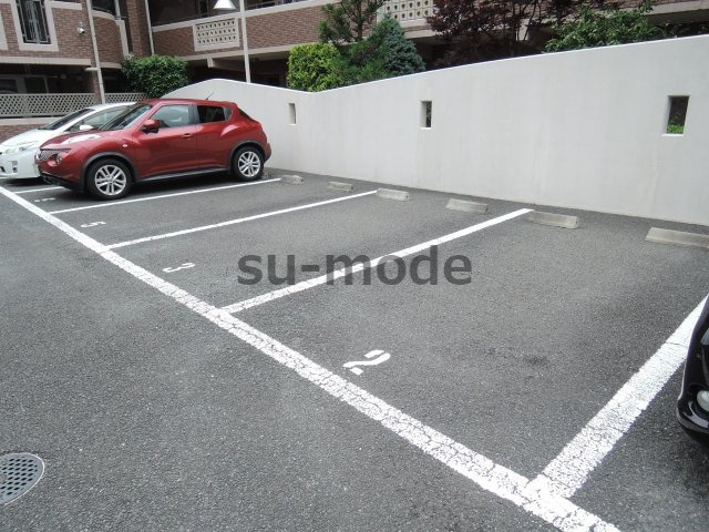 高槻市上本町の賃貸マンションの駐車場