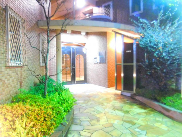 高槻市上本町の賃貸マンションのエントランス