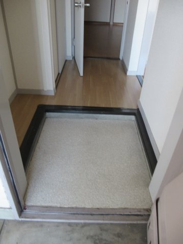 兵庫県公社　播磨城ノ宮３号棟の玄関|明るい玄関です