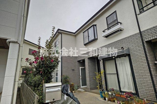 シャトルミサの外観