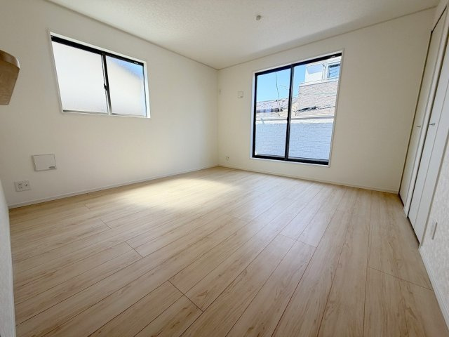 三郷市谷中　新築戸建　全1棟の居間・リビング|外からの視線も気にせず生活できる2階リビングです