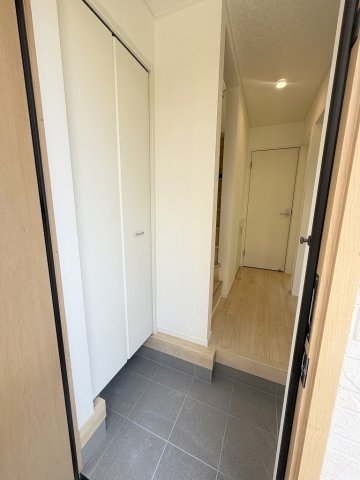 三郷市谷中　新築戸建　全1棟の玄関|玄関から見た室内写真です