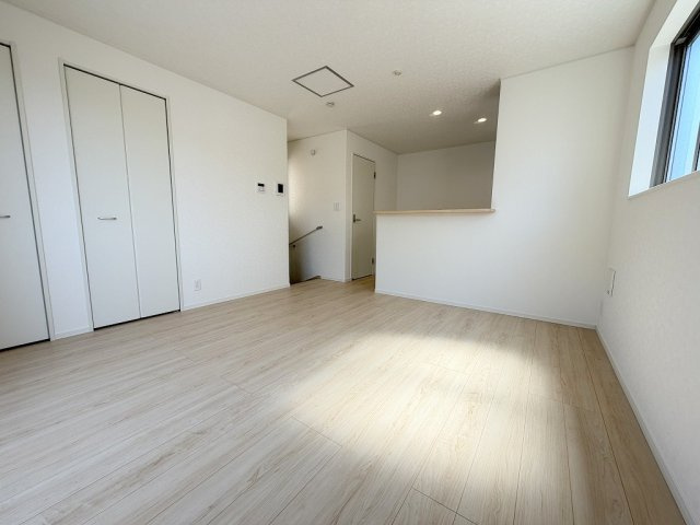 三郷市谷中　新築戸建　全1棟の居間・リビング|コミュニケーションの取れるリビングイン階段