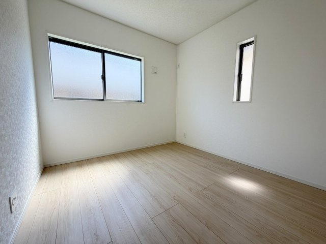 三郷市谷中　新築戸建　全1棟の洋室|サービスルーム5帖は主寝室としても活用できます