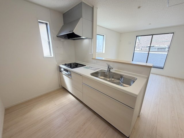 三郷市谷中　新築戸建　全1棟のキッチン|会話の弾む対面システムキッチンです