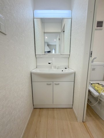 三郷市谷中　新築戸建　全1棟の独立洗面台|三面鏡付きシャワードレッサーで朝の準備も快適