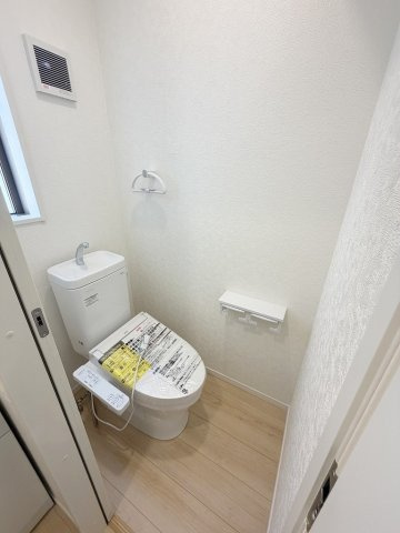 三郷市谷中　新築戸建　全1棟のトイレ|温水洗浄便座付のトイレです