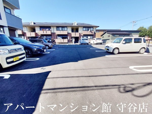 レーヴ・ウェル松代の駐車場