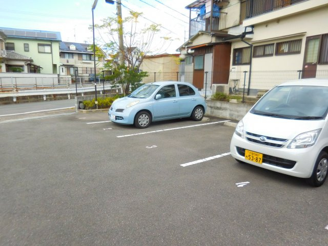 レオパレスドリームハイツ氷室の駐車場