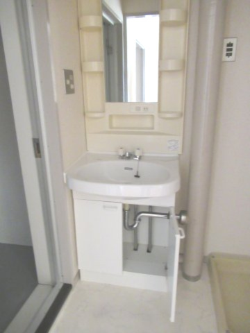 兵庫県公社　播磨城ノ宮３号棟の洗面所|ゆったりとスペースのある洗面所