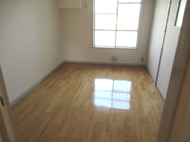 兵庫県公社　播磨城ノ宮３号棟の居間・リビング|ゆったりとしたリビングです