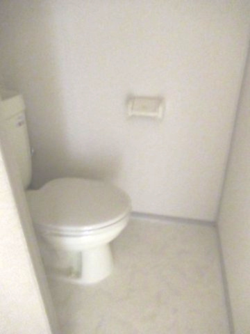 兵庫県公社　播磨城ノ宮３号棟のトイレ|多機能便座を利用できるようコンセントが設置されています