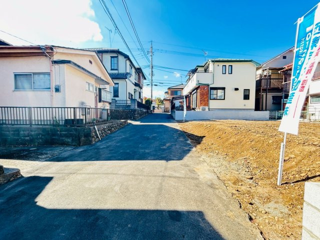 あきる野市雨間/建築条件無し売地/駅徒歩5分/整形地の前面道路含む現地写真|前面道路は交通量も少なく小さなお子様も安心の住環境♪