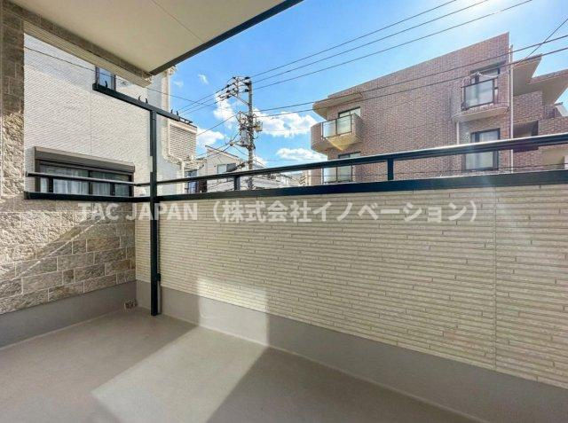 志茂の分譲（最終1邸宅）のバルコニー|日差しがふんだんに注ぐ南向きインナーバルコニー。ロケーションの良さはもちろん、風通しも良く不思議と空が近く感じられます。