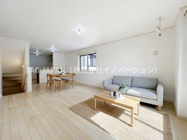 志茂の分譲（最終1邸宅）の居間・リビング|いまにもご家族の楽しそうな話し声が聞こえてきそうな日当たりの良い南向きリビング（LDK約18.5帖）。大画面テレビや大きなソファーなどを置いても余裕が感じられます。
※家具はCG加工によるものです。