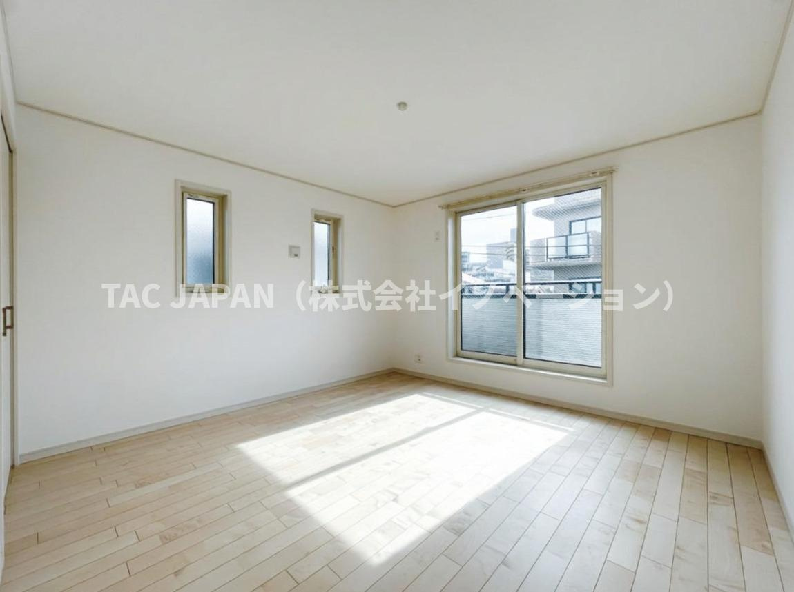 志茂の分譲（最終1邸宅）の洋室|バルコニーから日差しがふんだんに注ぎ開放的な空間が創造された3階の洋室（約8.0帖）。奥行があり衣装ケースや段ボール箱などもそのまま入れられる大きなクローゼットを備えています。