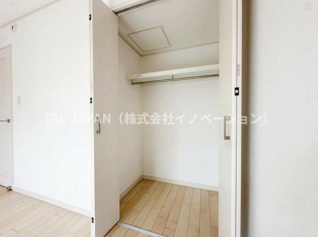 志茂の分譲（最終1邸宅）の収納|バルコニーから日差しがふんだんに注ぎ開放的な空間が創造された3階の洋室（約8.0帖）。奥行があり衣装ケースや段ボール箱などもそのまま入れられる大きなクローゼットを備えています。