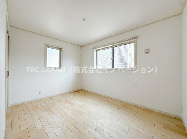 志茂の分譲（最終1邸宅）の洋室|朝日がふんだんに注ぎ心地よい目覚めを誘う3階の洋室（約6.0帖）。クローゼットを完備していますので日頃からスッキリお過ごしいただけます。