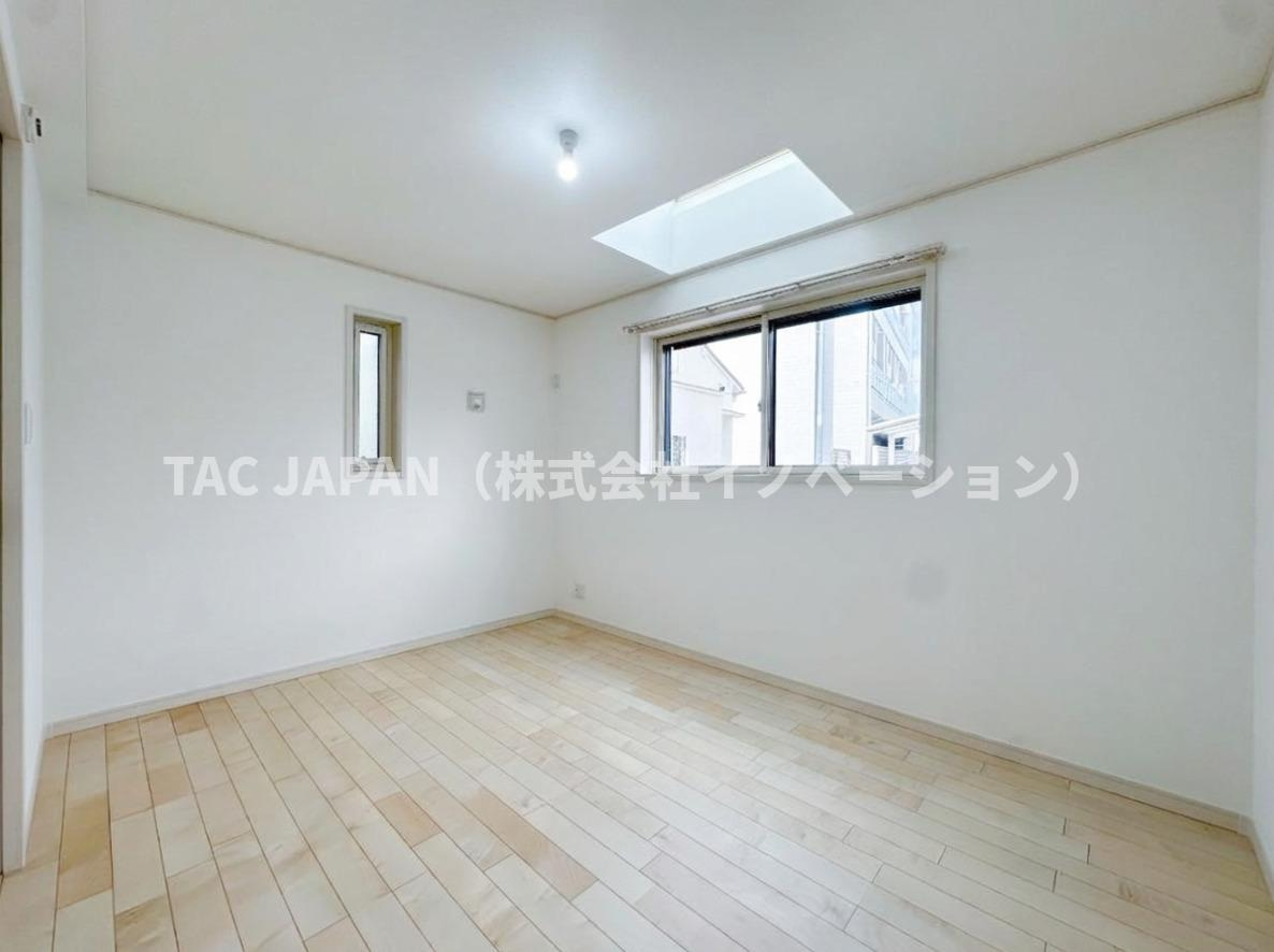 志茂の分譲（最終1邸宅）の洋室|トップライト（天窓）から優しい日差しが1日中そそぐ1階の洋室（約6.0帖）。