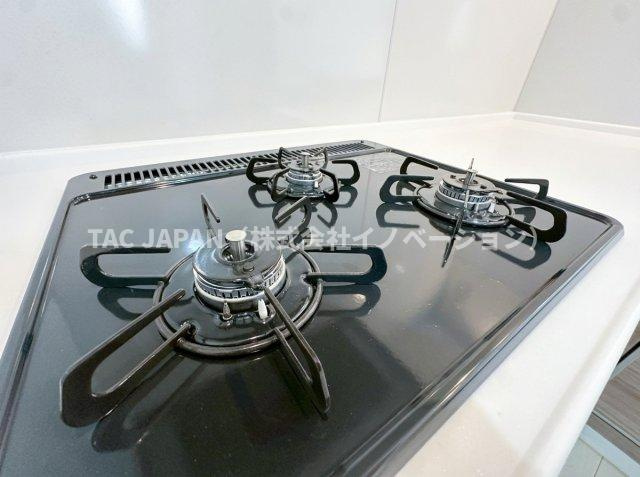 志茂の分譲（最終1邸宅）のキッチン|【3口コンロ】 焼物を作りながら炒め物や煮込みも同時に調理！お調理の幅が広がる3口コンロ。