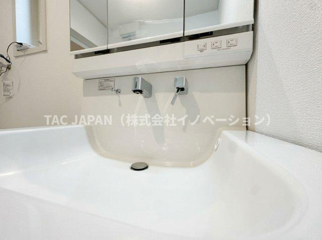 志茂の分譲（最終1邸宅）の洗面所|【清潔感ある洗面ユニット】
つなぎ目が無くお手入れ楽々シームレス洗面ユニット。