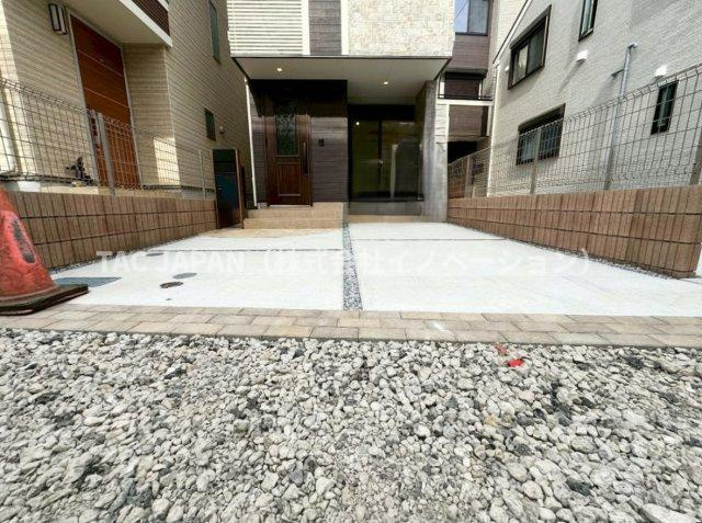 志茂の分譲（最終1邸宅）の駐車場|交通量がほぼない静かな住環境に佇む『志茂の邸宅』。車の運転が苦手な方でも落ち着いて出し入れできるゆとりある並列2台分のカースペースを完備しています。