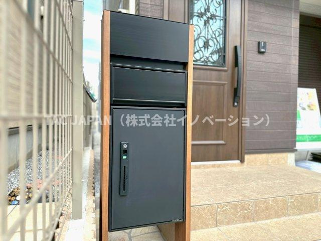 志茂の分譲（最終1邸宅）の玄関|不在時の置き配でも安心して荷物の受取りができる便利な宅配ボックスを標準完備しています。