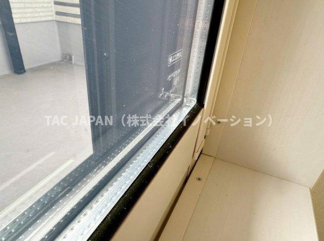 志茂の分譲（最終1邸宅）の構造・工法・仕様|2枚のガラスの間に乾燥空気やガスを封入した断熱性の高い複層ガラス（ペアガラス）。単板ガラスの約2倍の断熱効果で結露を軽減し、冷暖房効率を向上させます。