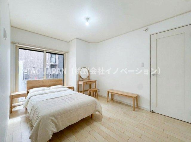 志茂の分譲（最終1邸宅）の洋室|テラスから駐車場にアクセス可能な1階の洋室（約5.7帖）。朝日がふんだんに注ぎ心地よい目覚めで毎日をスタートできます。
※家具はCG加工によるものです。