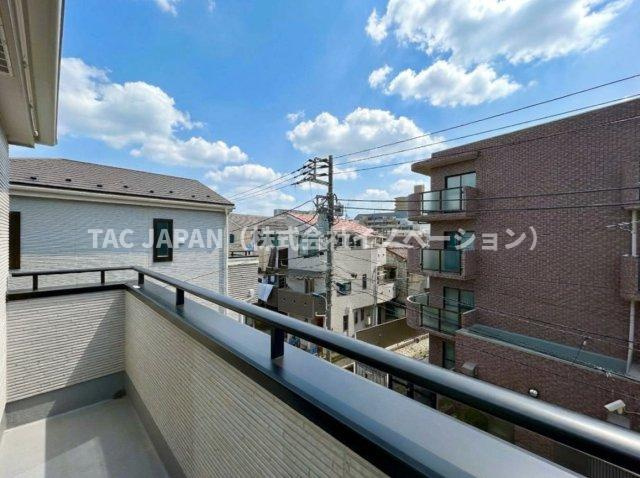 志茂の分譲（最終1邸宅）の展望|どこまでも青空を見渡せる3階バルコニーからの眺望。駅から徒歩4分、周辺には小学校やスーパー・コンビニが揃う静かで落ち着いた住環境が形成されています。