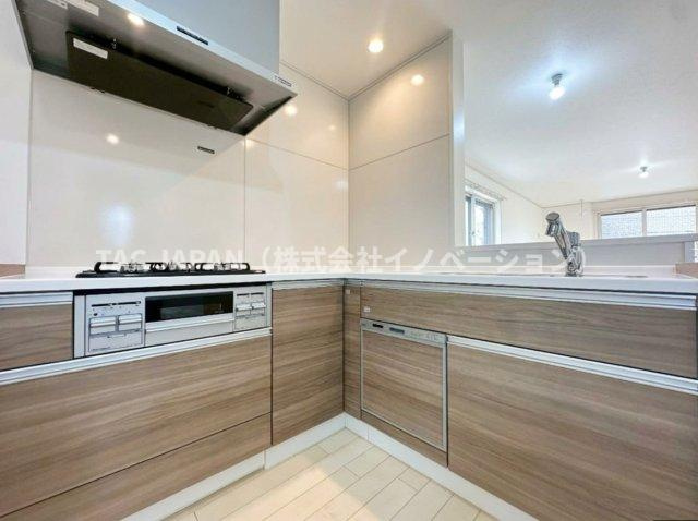 志茂の分譲（最終1邸宅）のキッチン|お子様やご家族様との団らんが尽きない対面キッチン。食事の時間がバラバラでも最後の人がスイッチONで洗い物が完結できるビルトイン食器洗浄乾燥機・便利な浄水シャワー栓・お料理の幅が広がる三口コンロ等完備。