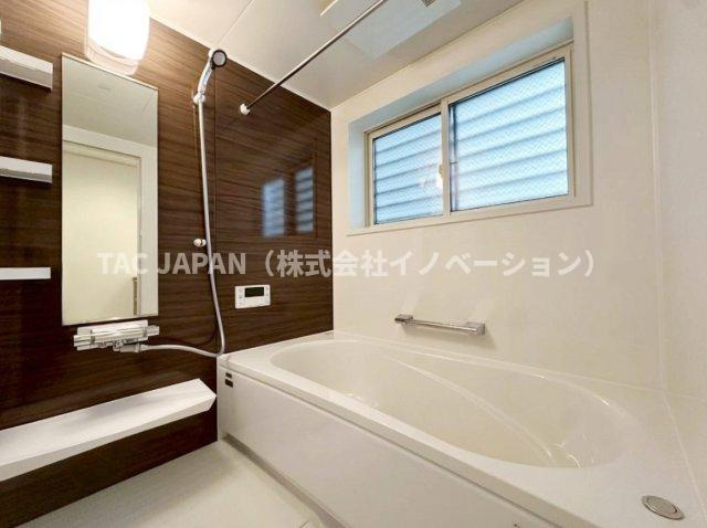 志茂の分譲（最終1邸宅）の浴室|ワンタッチでお湯張りや追炊ができるオートバスと足を伸ばせる浴槽で24時間いつでも快適にリフレッシュできる新品浴室。雨のお洗濯や日頃のメンテナンスなどに役立つ浴室換気乾燥機もしっかり完備。