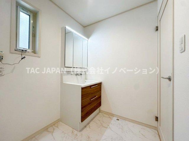 志茂の分譲（最終1邸宅）の洗面所|大型の洗濯機を置いても余裕が感じられる脱衣スペースにはお洒落な洗面ユニットを設置。着替えやタオル、洗剤の買い置きなどを置いておけるリネン庫を造っても良いですね。