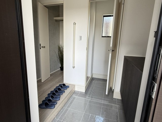 二丈上深江　新築戸建　６棟現場の玄関