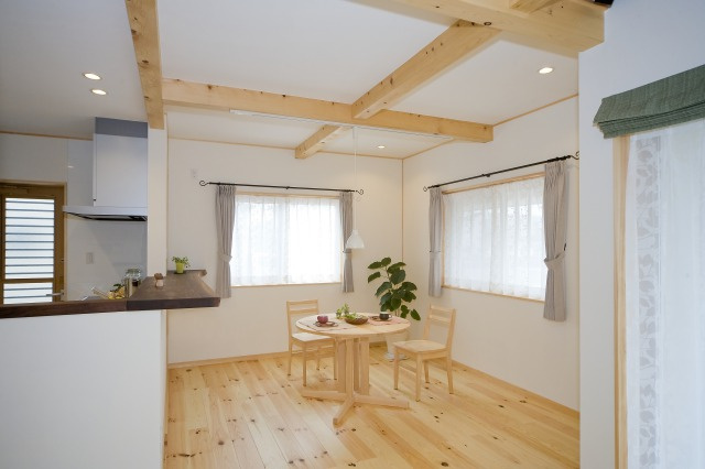 富士市松岡　中古住宅の居間・リビング