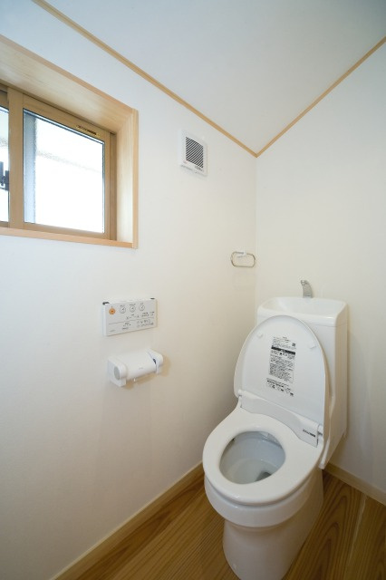 富士市松岡　中古住宅のトイレ