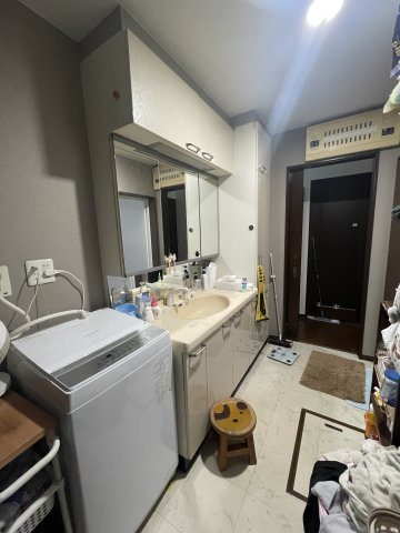 静岡市清水区山切　中古戸建の独立洗面台|独立洗面台、小物を置くことができて便利です