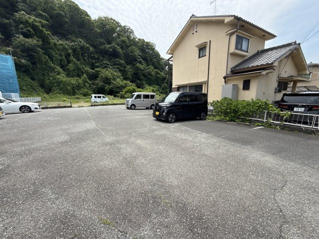 ブランニュー太子の駐車場