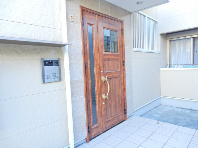 レオパレス別所新町LA1のエントランス