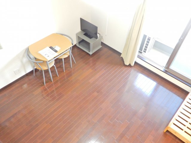 レオパレス別所新町LA1の居間・リビング