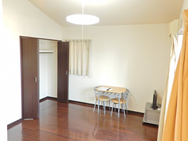 レオパレス別所新町LA1の居間・リビング